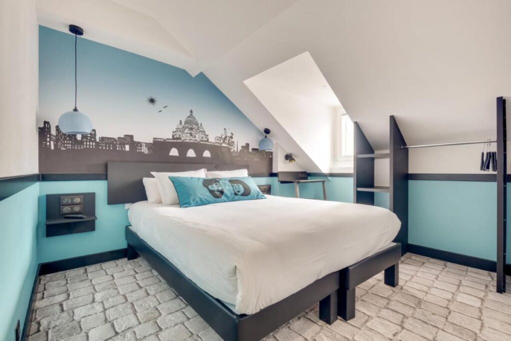 Hôtel Lucien & Marinette with a vibrant bedroom