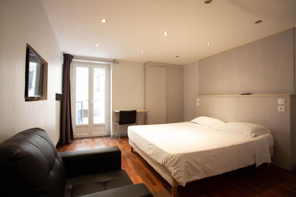 Hotel Mimosa Paris wide bedroom with sofa