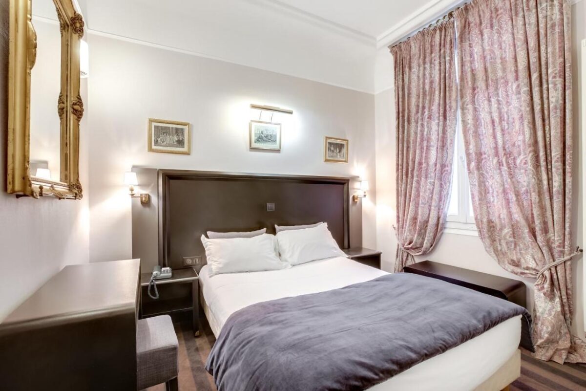 Hotel Opera Maintenon with a cozy bedroom
