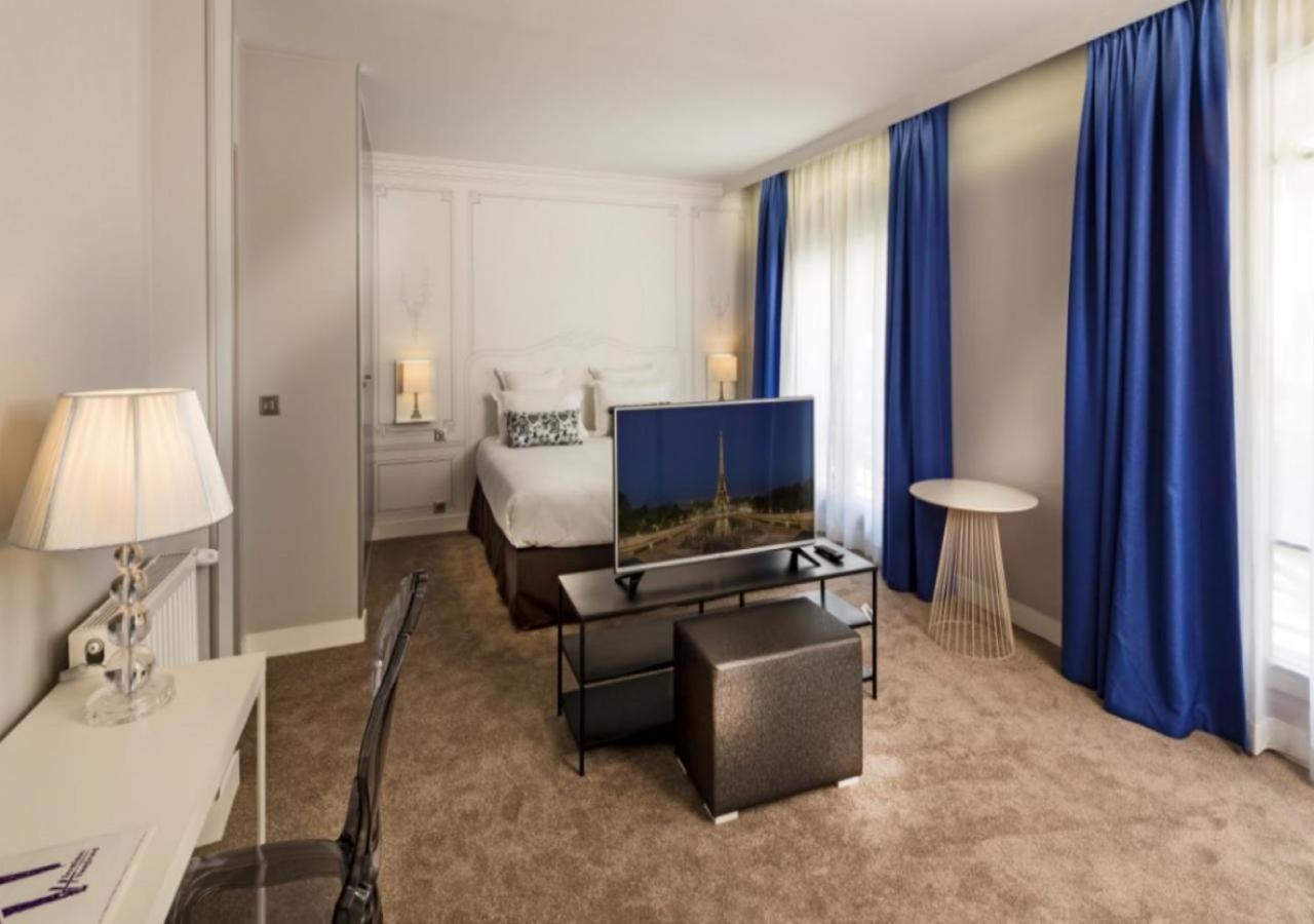 Hôtel Paris Vaugirard with a classy bedroom