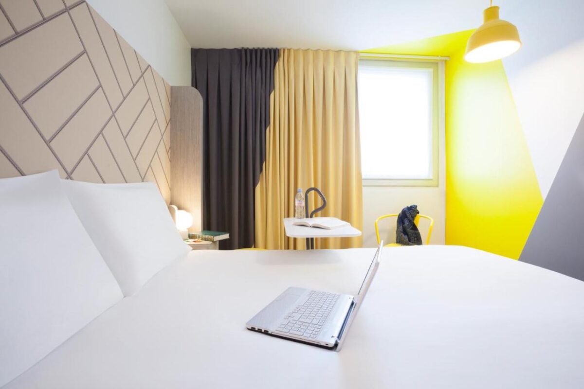 Ibis Styles Paris Massena Olympiades with a table in the bedroom