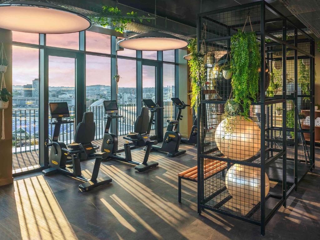 Novotel Paris Porte Versailles with gym equipment with a view