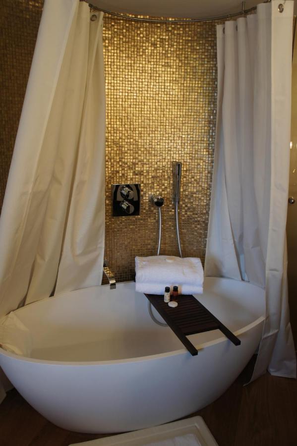 Tonic Hotel Saint Germain des Prés white tub