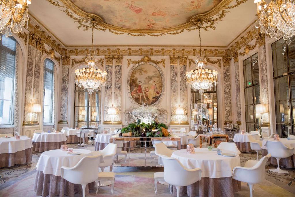 Le Meurice – Dorchester Collection with a luxurious dining hall