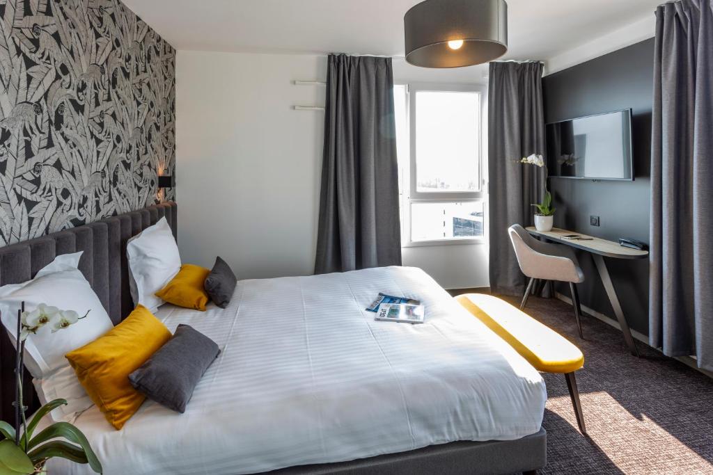 5.5 miles from Palace of Versailles in Vélizy-Villacoublay, Néméa Appart'Hôtel Vélizy Europe has accommodations with a sauna and fitness room. Free Wifi is available throughout the property and private parking is available on site.