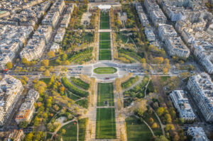 One of the most iconic places within the 16th arrondissement is the Trocadéro esplanade, which is an exceptional vantage point for admiring the Eiffel Tower. This vast space is surrounded by famous institutions such as the Musée de l'Homme, the Cité de l'architecture et du patrimoine, and the Palais de Chaillot.