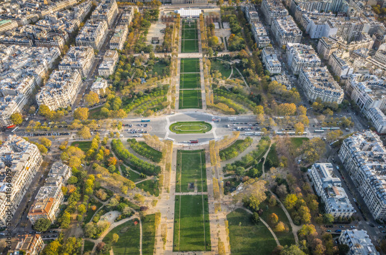 One of the most iconic places within the 16th arrondissement is the Trocadéro esplanade, which is an exceptional vantage point for admiring the Eiffel Tower. This vast space is surrounded by famous institutions such as the Musée de l'Homme, the Cité de l'architecture et du patrimoine, and the Palais de Chaillot.