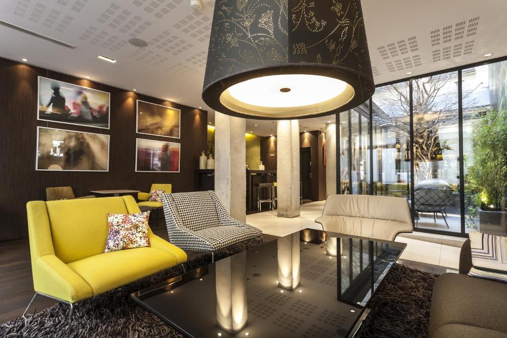 Set in the lively Marais district in central Paris, this design hotel features a sauna and fitness room. It offers air-conditioned guest rooms with free Wi-Fi access and a mini-bar.