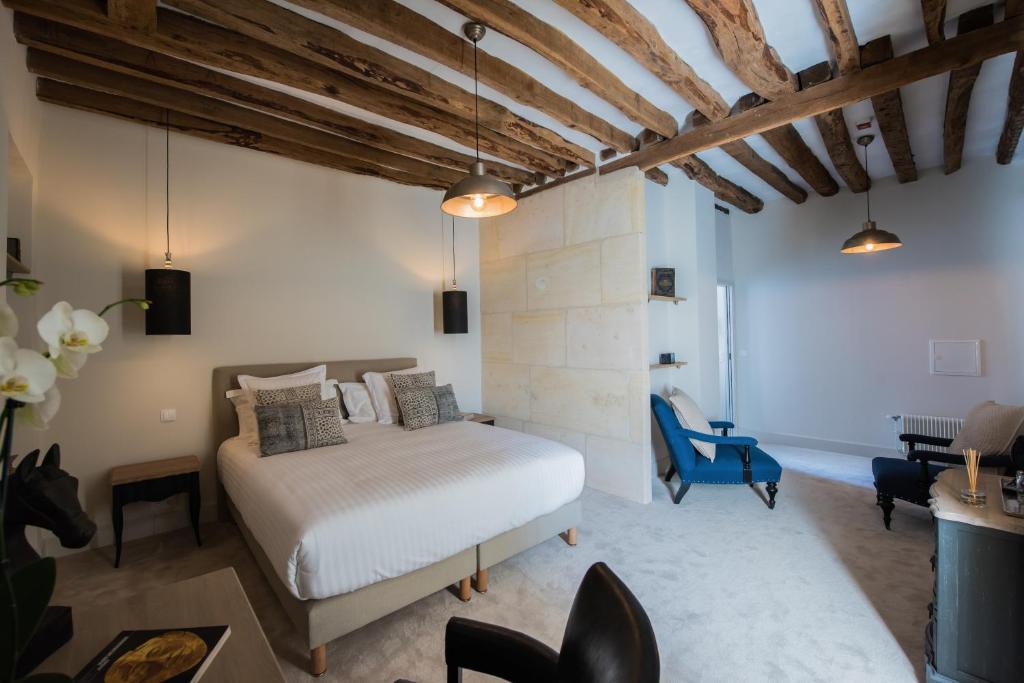 Set in a converted 18th century post station, Hôtel Le Chantilly is set in Chantilly, a 1-hour drive from Paris and a 15-minute walk from Chantilly Castle. Free WiFi is available throughout the hotel.