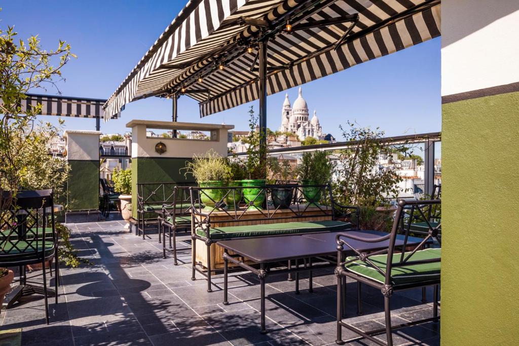 Located in the lively Montmartre district, this hotel is a 10-minute walk from the Sacré Coeur Basilica and cabaret Moulin Rouge. Set in an Art-Deco building and renovated in 2021, Hotel Rochechouart - Orso Hotels features a rooftop terrace with panoramic views over Paris.
