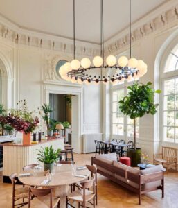 Le Chateau Du Val is located in the forest of Saint-Germain-en-Laye, 40 minutes from Paris and 1.9 mi from Saint-Germain-en-Laye Golf Club. It offers rooms with free Wi-Fi access and a view of the park or the forest.
