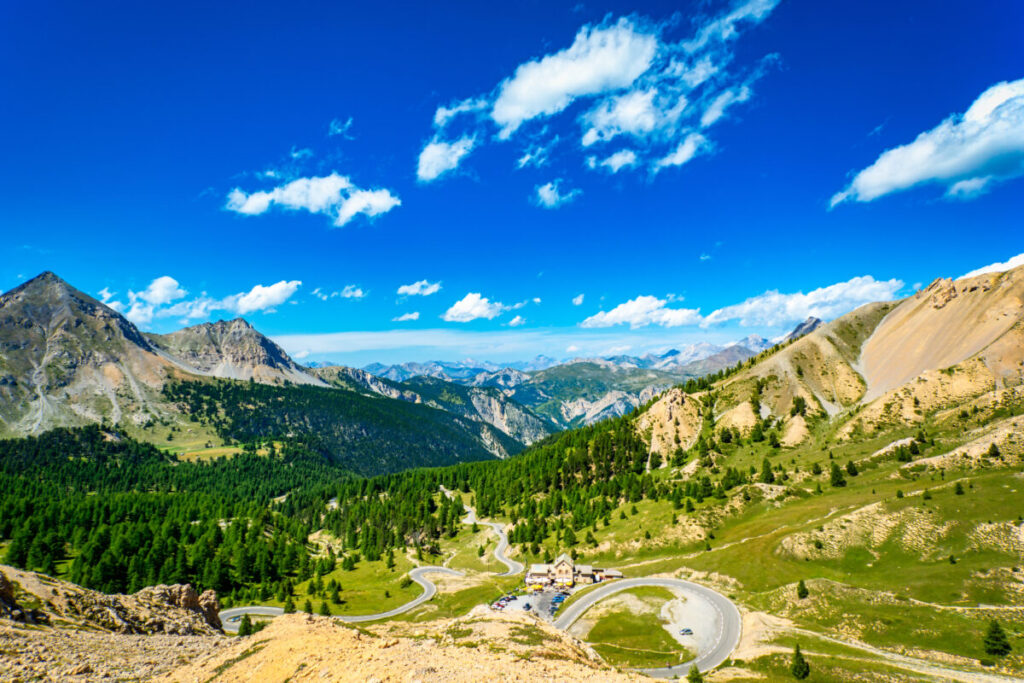 Our journey begins with the road trips in France and with the awe-inspiring Route des Grandes Alpes. This legendary road winds its way through the majestic French Alps, capturing the hearts of adventurers and nature enthusiasts.