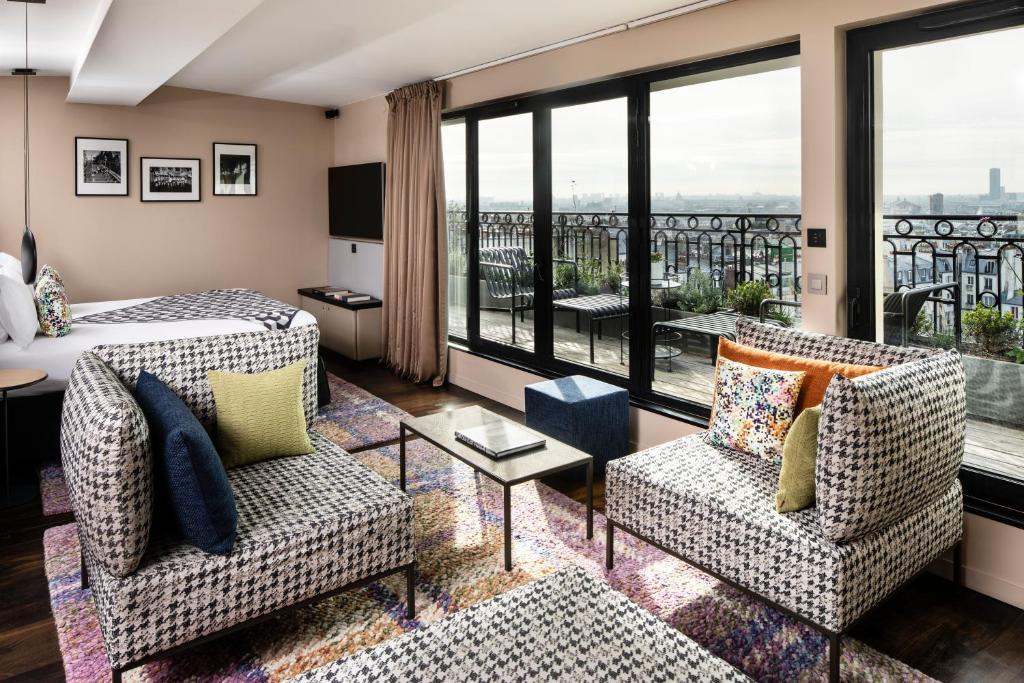 Le Terrass” Hôtel is in a 19th-century building in the heart of the Montmartre district. Just a 15-minute walk from the Sacré-Coeur Basilica, the 4-star hotel offers elegantly decorated rooms with air conditioning.