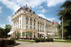 Located by the Park of the Chateau de Versailles, the Waldorf Astoria Versailles - Trianon Palace offers free access to a swimming pool and a fitness room. The hotel is located just 30 minutes from Paris.
