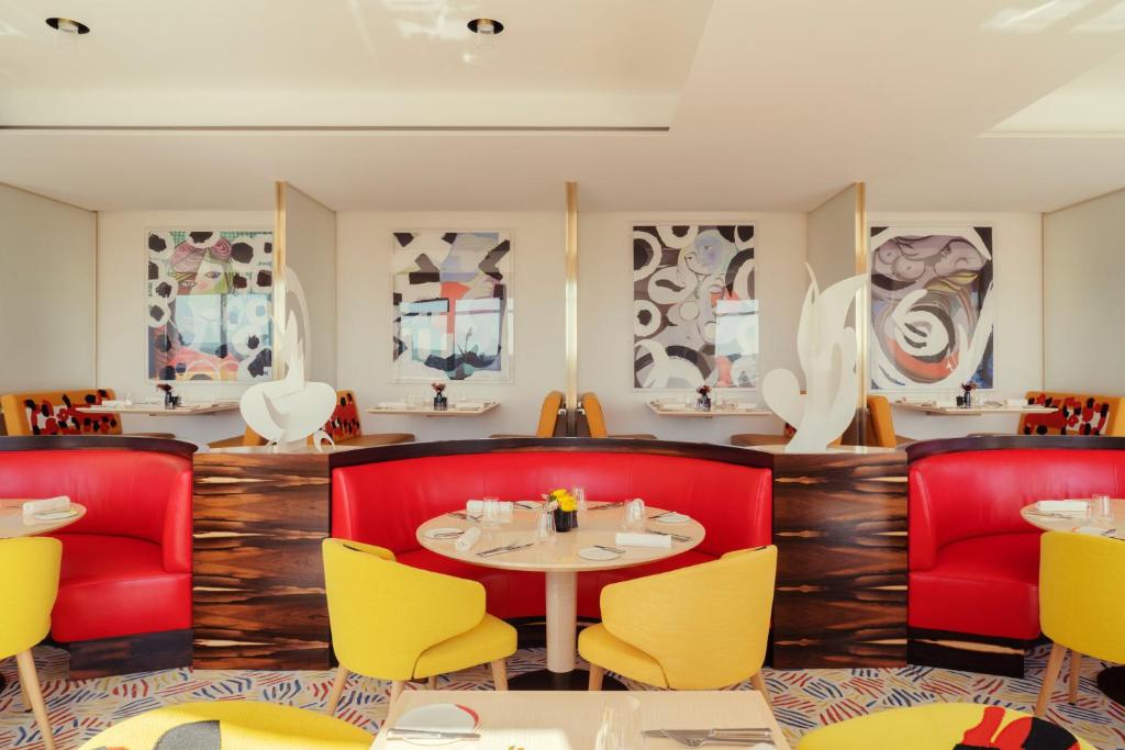 Cheval Blanc Paris offers an exceptional array of dining experiences that cater to your refined taste and desire for variety.