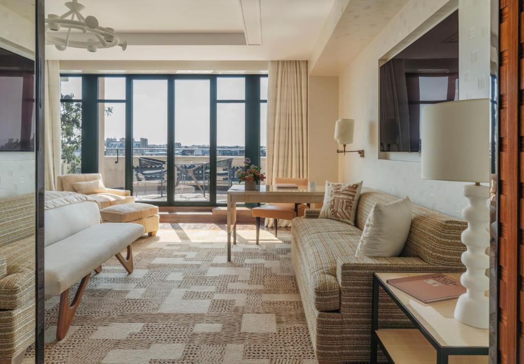 When you decide to stay at Cheval Blanc Paris, you'll engage in a seamless booking experience.