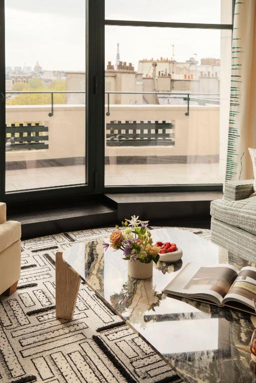 Cheval Blanc Paris stands out with a commendable reputation amongst its guests, reflected in their reviews and consistent ratings.