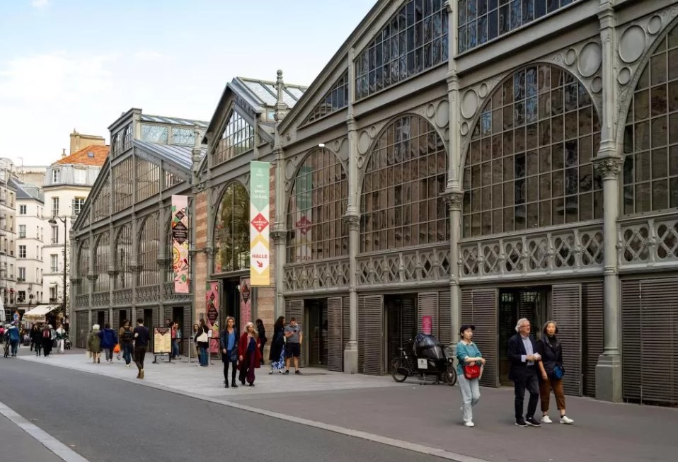 Discover the prime location and accessibility of Hôtel du Petit Moulin in the heart of Le Marais, Paris.