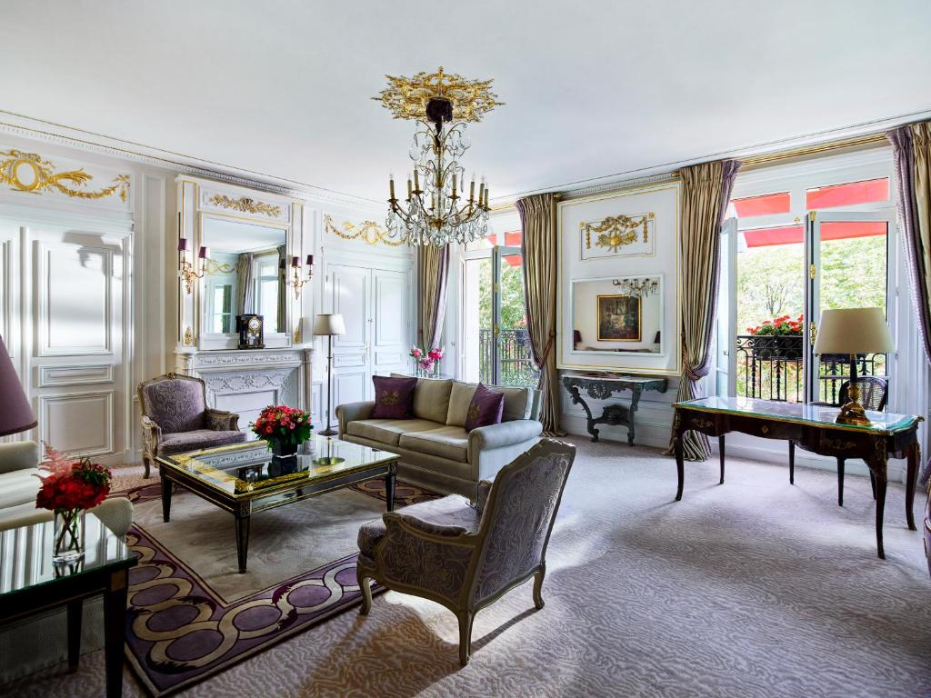 At Hôtel Plaza Athénée, located on the prestigious Avenue Montaigne of Paris, guests can enjoy a one-of-a kind combination of grandeur and elegance with its 17th Century Versaille inspired architecture blended perfectly together with Art Deco detailing.