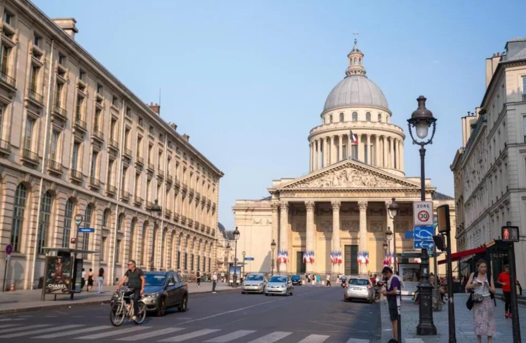 Located in the heart of downtown Paris, the Renaissance Paris Vendome Hotel stands out with its exceptional positioning.