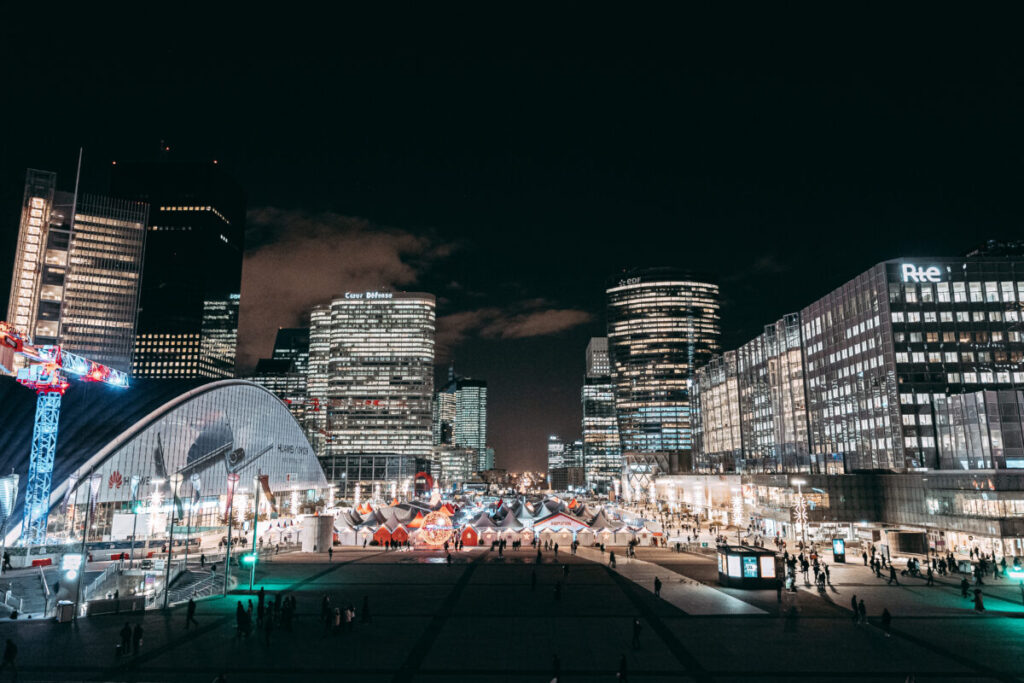 The Christmas market in La Défense from the arch