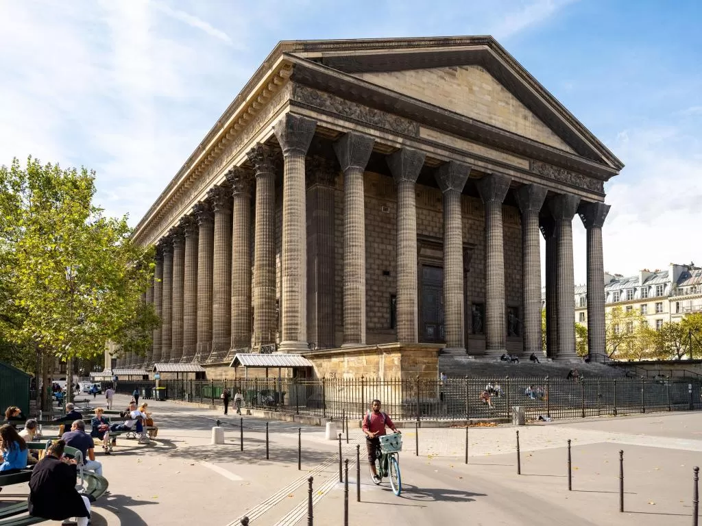 The Mandarin Oriental, Paris boasts a prestigious location on Rue Saint-Honoré, surrounded by high-end fashion houses and a stone's throw from some of Paris' most iconic landmarks.
