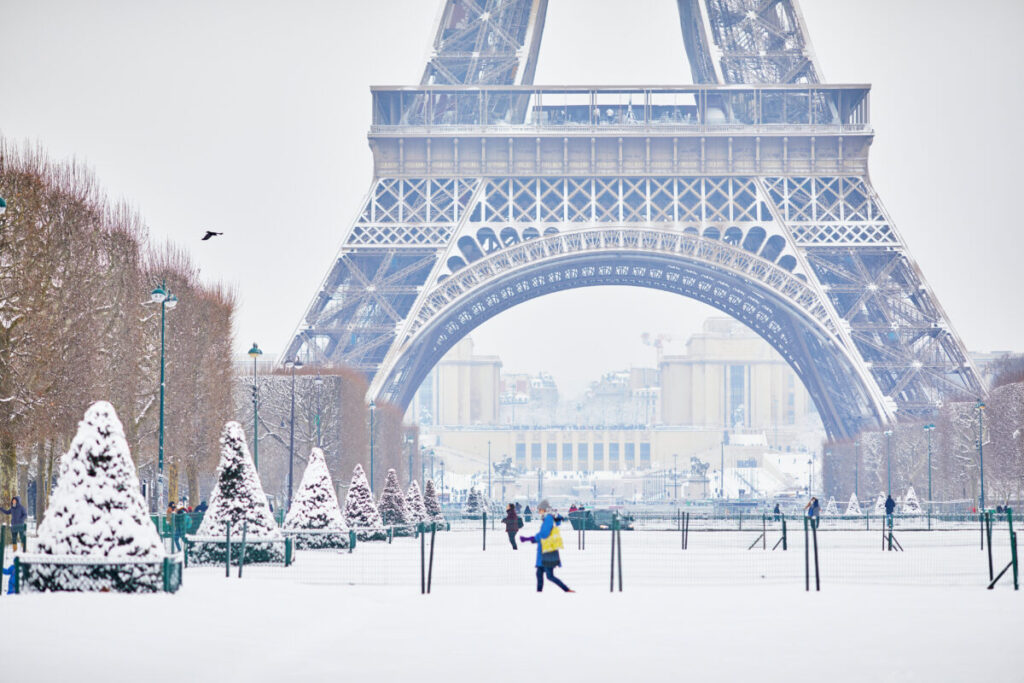 Winter in Paris brings a consistent amount of rainfall, averaging around 59 mm in December. The city experiences more frequent rainfall during the winter months compared to summer, although summer often sees a slightly higher total accumulation.