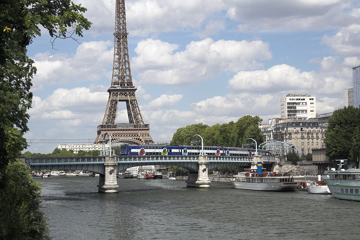 The view from Ile aux Cygnes towards the Eiffel Tower, with a RER-C train crossing the Pont Rouelle. | how to get to versailles from paris