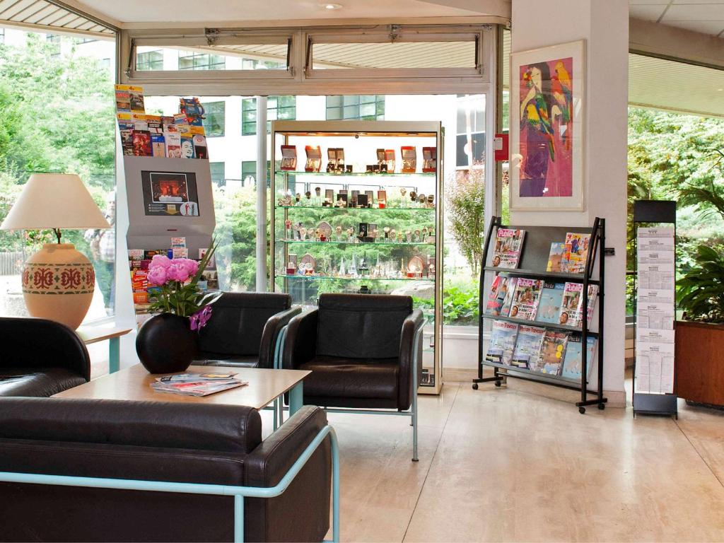 The Aparthotel Adagio Paris XV lobby offers a seamless blend of modern elegance and comfort, with chic furnishings and warm ambient lighting creating a welcoming atmosphere.