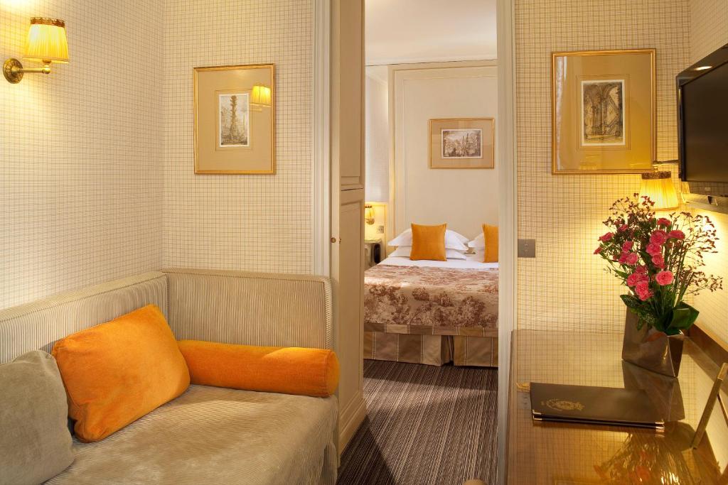 Guest reviews for Au Manoir Saint Germain consistently praise the hotel's timeless charm, attentive service, and central location in Saint-Germain-des-Prés. Visitors highlight the cozy and well-appointed rooms, along with the peaceful ambiance of the courtyard.