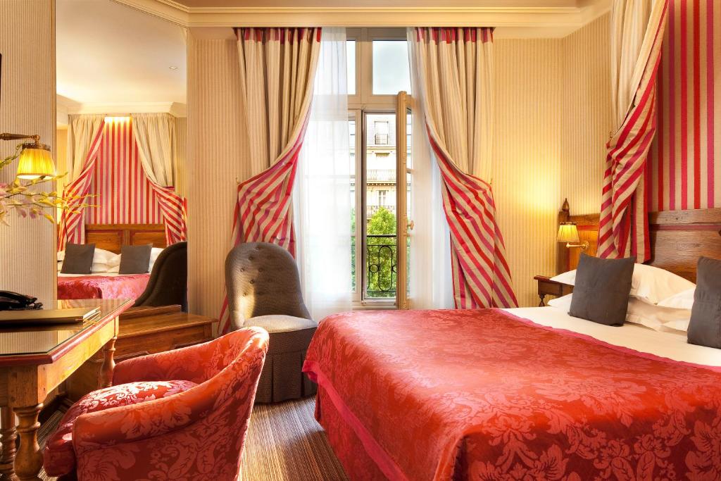 Monsieur George Hotel & Spa - Champs-Élysées defines comfort with meticulously designed rooms featuring a harmonious blend of luxury and modern conveniences.