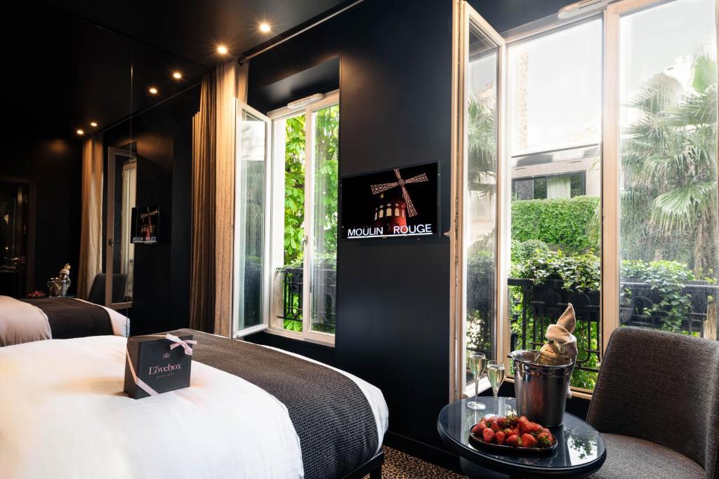 Explore the curated amenities at B Montmartre Hôtel.