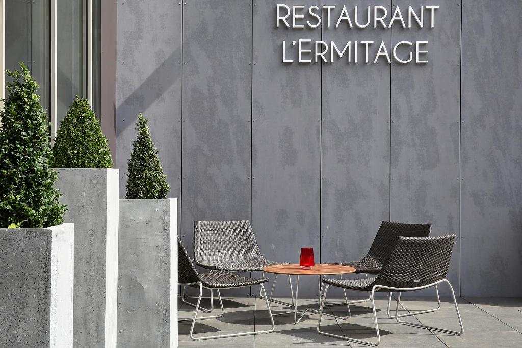 Best Western Plus Paris Meudon Ermitage typically offers competitive pricing, providing good value for money.