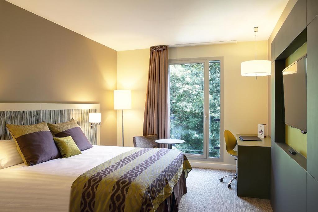 Best Western Plus Paris Meudon Ermitage's rooms are designed for both comfort and modern convenience