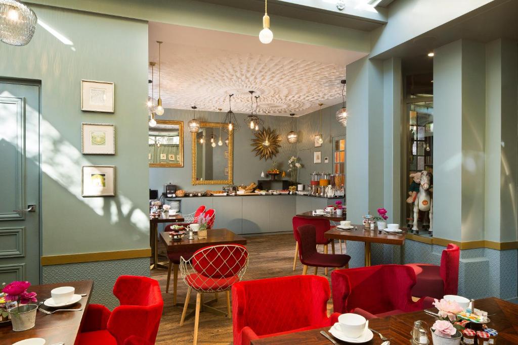 Hôtel TROCADERO LA TOUR Best Western Premier offers a comprehensive range of amenities, including a fitness center for guests seeking wellness options and a business center for those with work needs.
