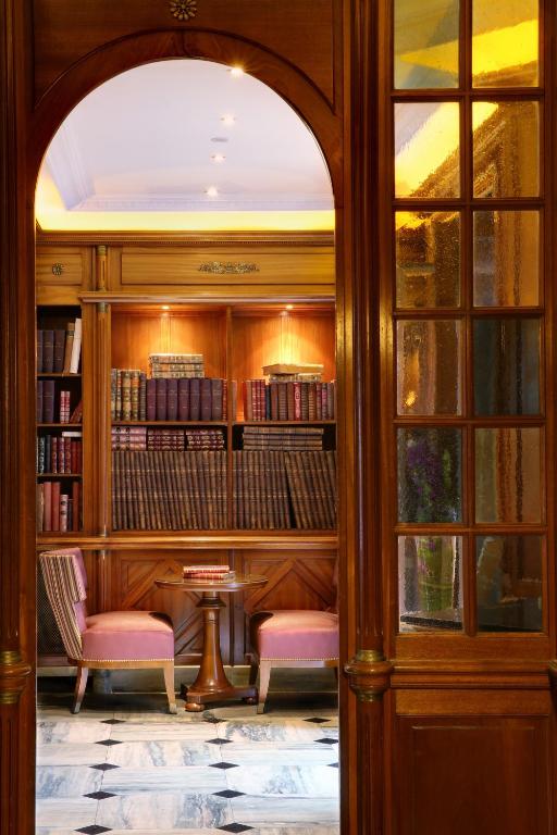 Hôtel TROCADERO LA TOUR Best Western Premier often highlight its impeccable service, elegant atmosphere, and convenient location near iconic attractions.