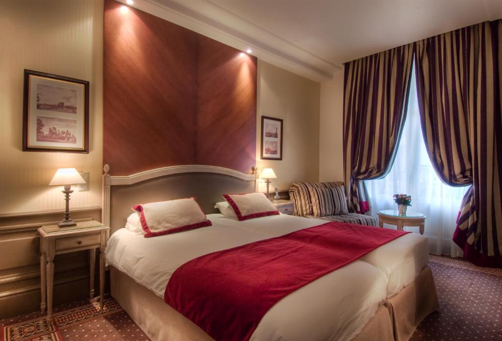 The rooms at Hôtel TROCADERO LA TOUR Best Western Premier are designed for both comfort and sophistication, featuring contemporary furnishings, soft ambient lighting, and luxurious amenities.