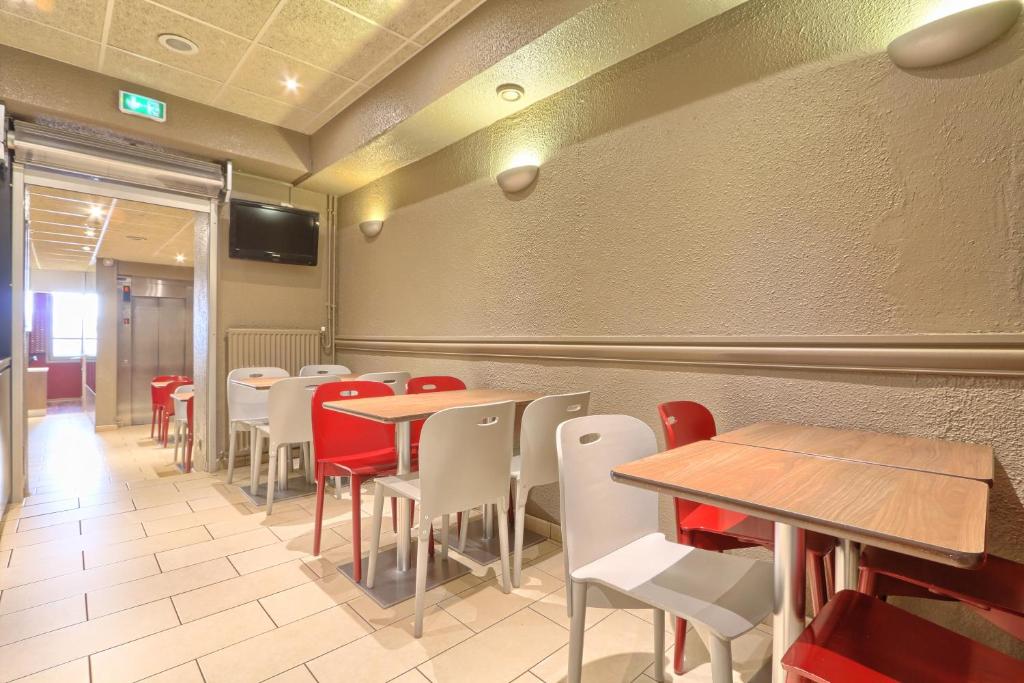 Hôtel Campanile Paris Ouest - Boulogne offers a range of amenities to enhance guests' experiences, including a fitness center for health enthusiasts, a stylish on-site restaurant serving delectable cuisine, and versatile meeting spaces for business events.