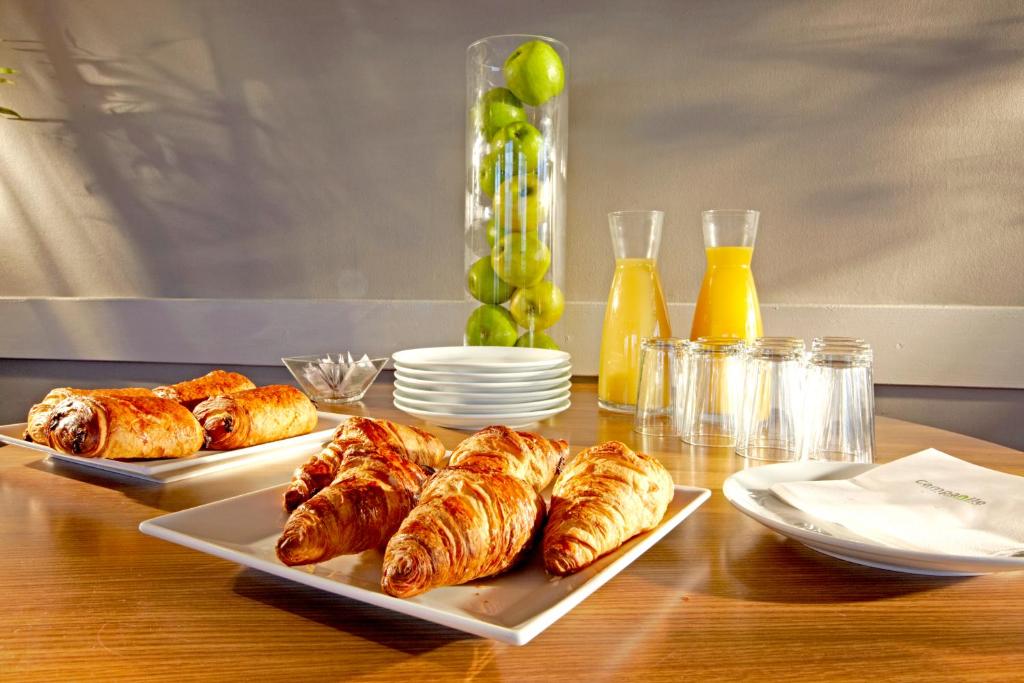 Hôtel Campanile Paris Ouest - Boulogne may vary, many guests appreciate the hotel's modern ambiance, courteous staff, and convenient amenities. Positive comments often highlight the comfortable rooms, excellent service, and the delicious offerings at the on-site restaurant.