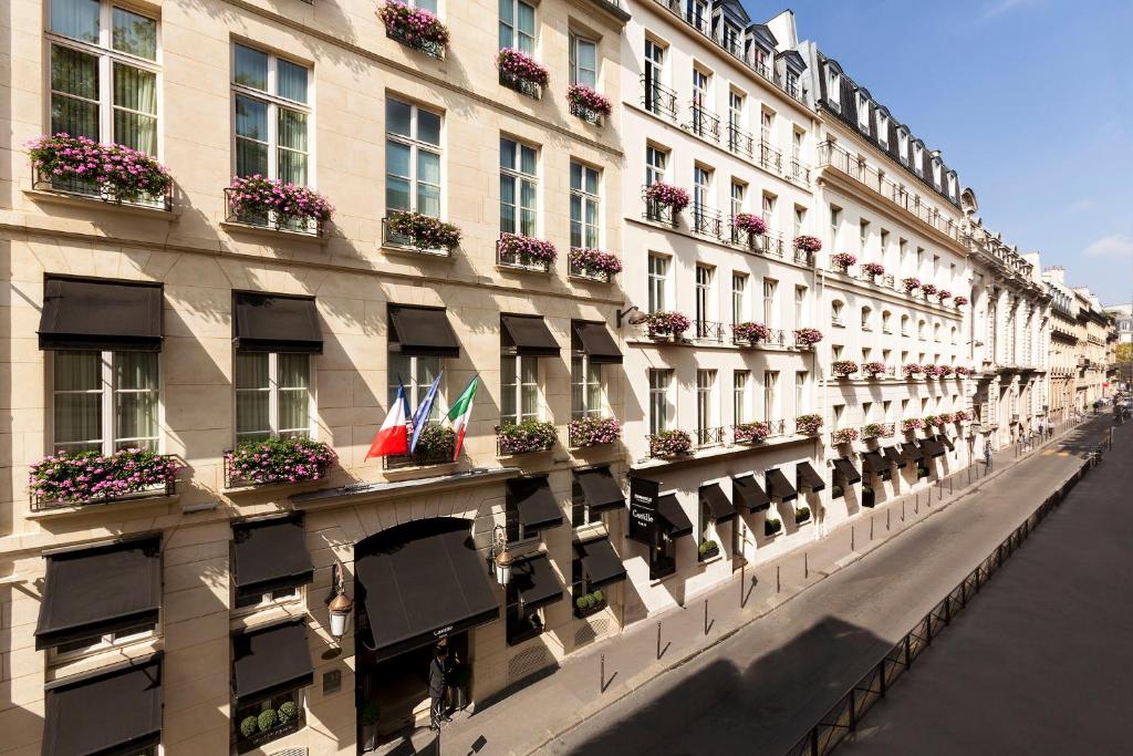 Castille Paris – Starhotels Collezione First Impressions radiates timeless elegance with its regal façade and welcoming ambiance.