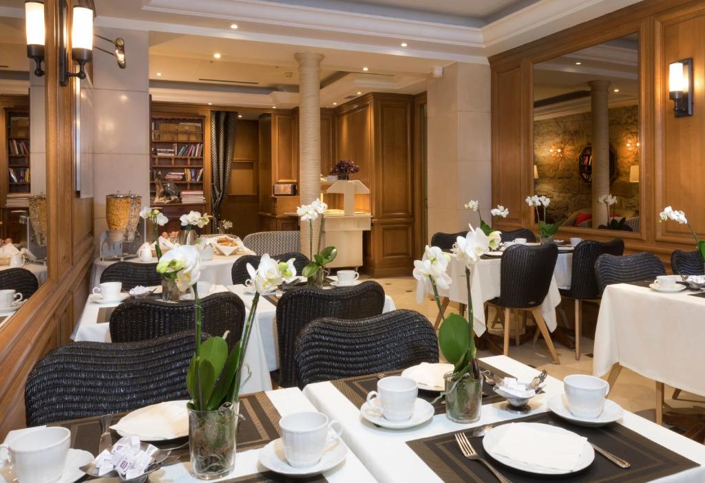 Dauphine Saint Germain offers a curated selection of premium amenities and services. From an inviting lounge to personalized concierge assistance, the hotel provides a blend of sophistication and convenience.