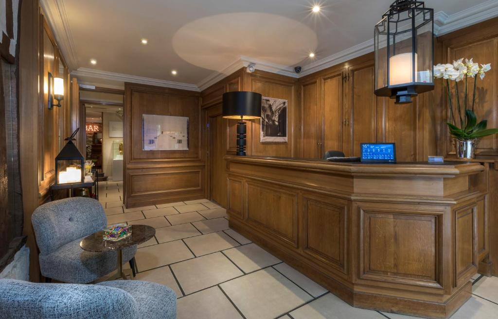 Dauphine Saint Germain welcomes guests with a cozy and intimate lobby, adorned with classic decor and comfortable seating.