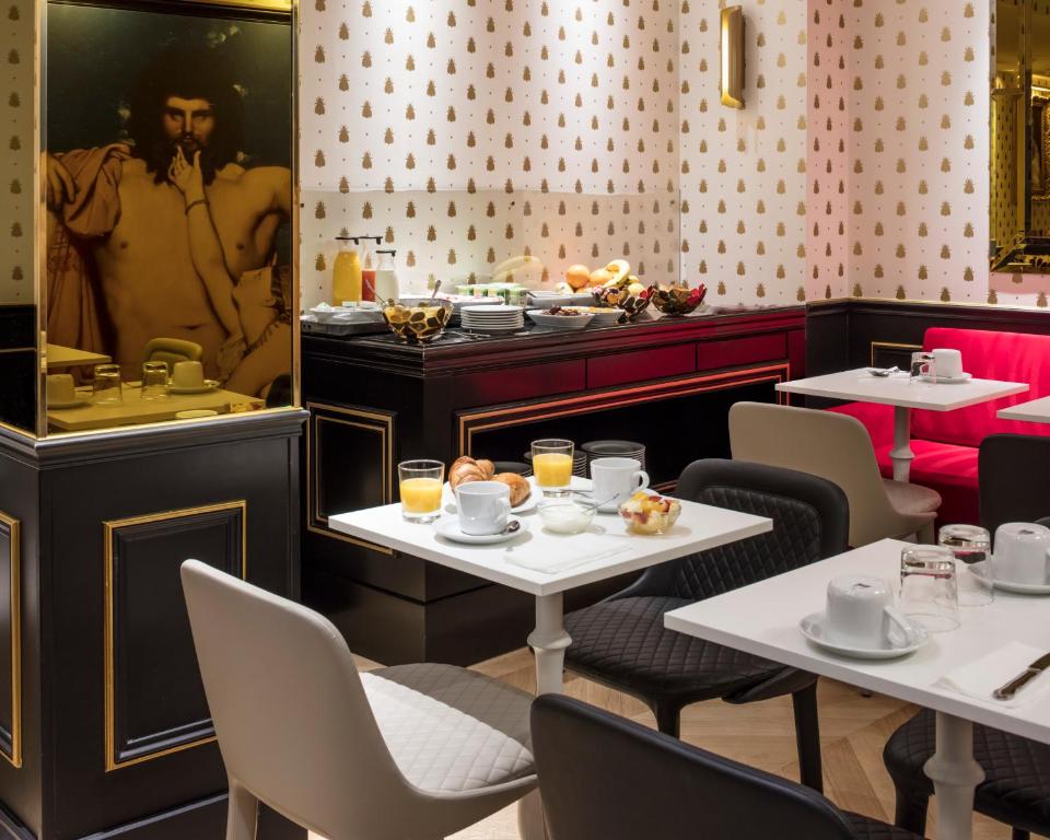 Hotel Eiffel Petit Louvre pampers guests with an array of upscale amenities, including a stylish on-site restaurant serving delectable cuisine, a well-equipped fitness center for health enthusiasts, and a serene courtyard for relaxation.