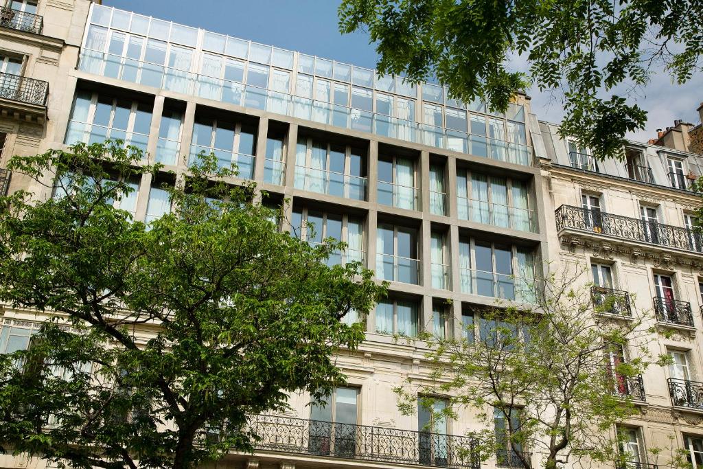 The Goralska Résidences Hôtel Paris Bastille exudes timeless elegance with its sophisticated architecture and refined interiors, seamlessly blending modern luxury with classic charm.