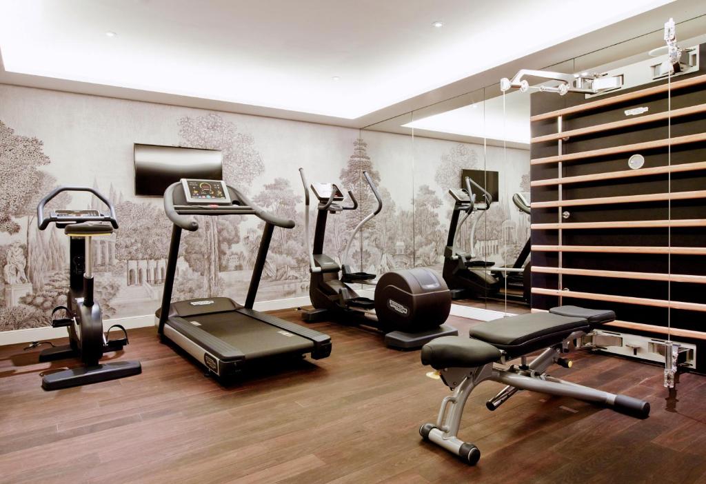 Explore the indulgent amenities at Grand Hôtel Du Palais Royal.