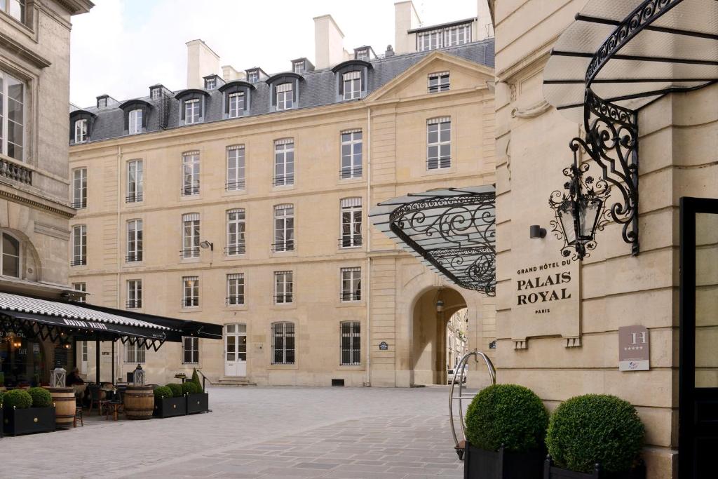 A captivating first impression at Grand Hôtel Du Palais Royal.