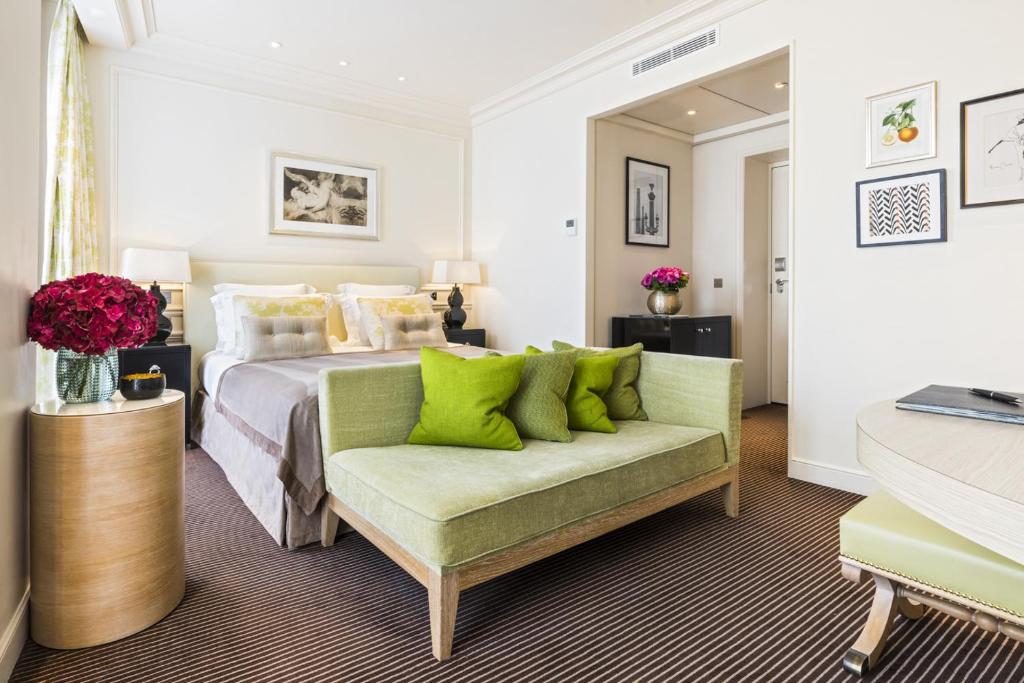 A visual representation of the lavish room features at Grand Hôtel Du Palais Royal.