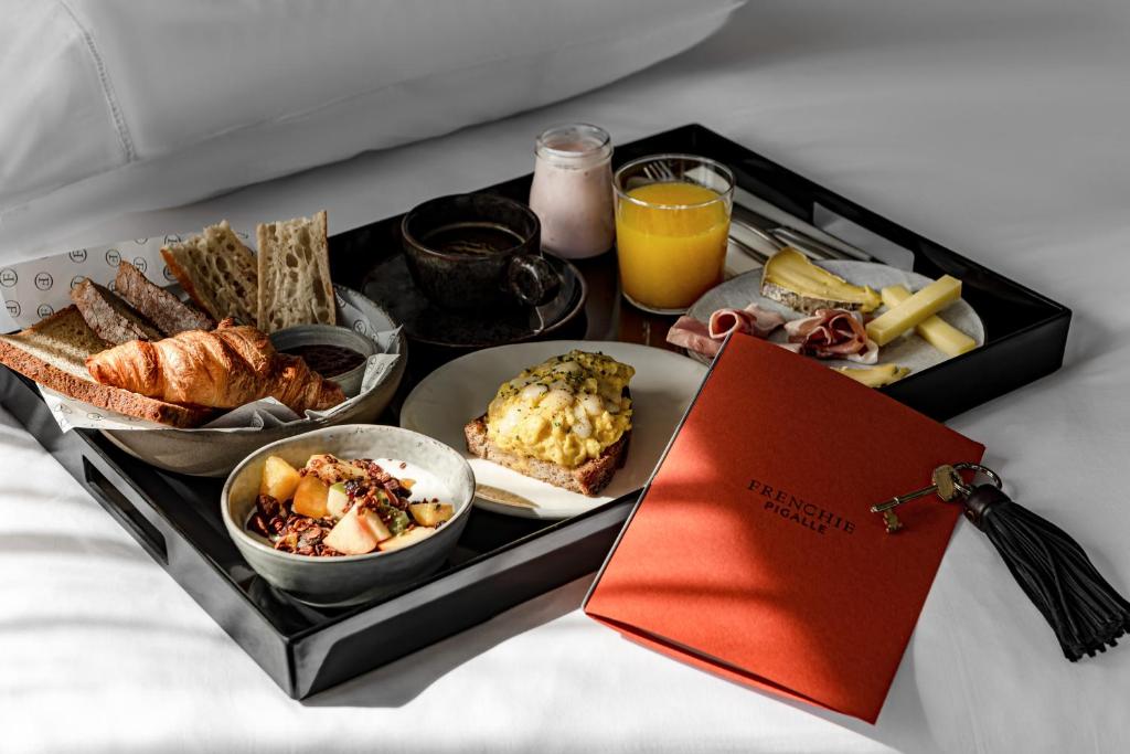 Grand Pigalle Hôtel offers a range of premier amenities to enhance guests' experiences, including a refined restaurant serving exquisite cuisine, a chic bar for cocktails, and a fitness center for wellness enthusiasts.