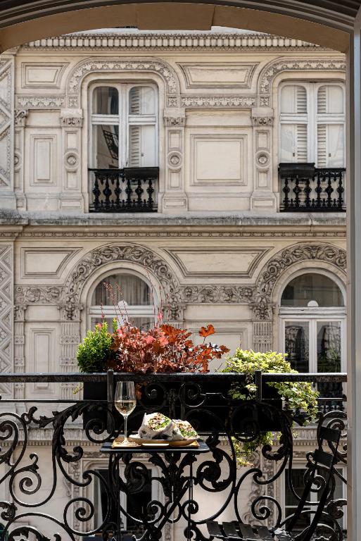 The lobby of Grand Pigalle Hôtel welcomes guests with a blend of modern chic and classic charm, featuring plush furnishings, contemporary art, and soft ambient lighting that together create an inviting and stylish atmosphere for a delightful stay.