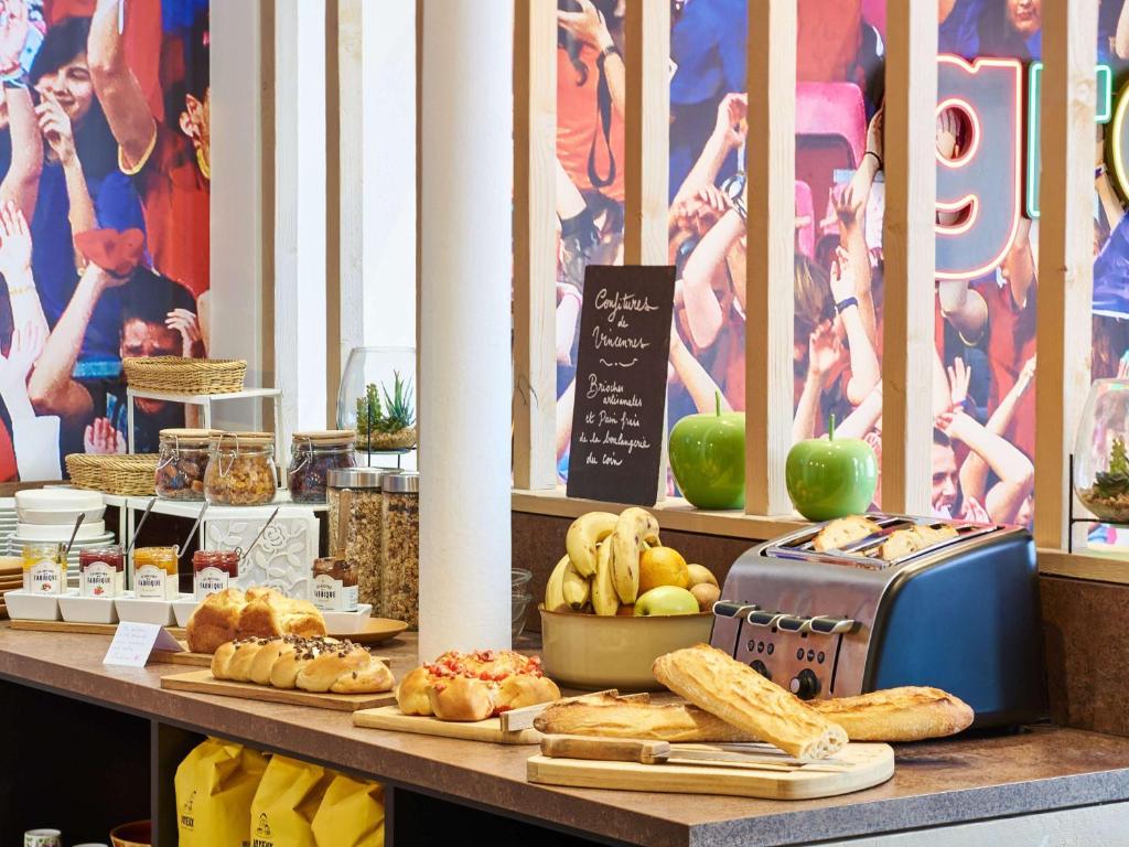 Greet Hotel Boulogne Billancourt in Paris boasts a range of upscale amenities, including a fitness center, complimentary Wi-Fi, and 24-hour concierge service.